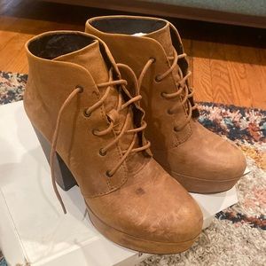 Steve Madden 9.5 tan lace up heels